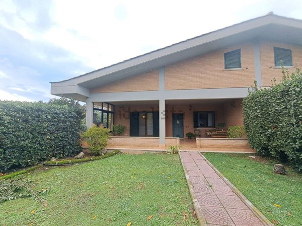 casa indipendente in vendita a Pomezia in zona Torvaianica Alta