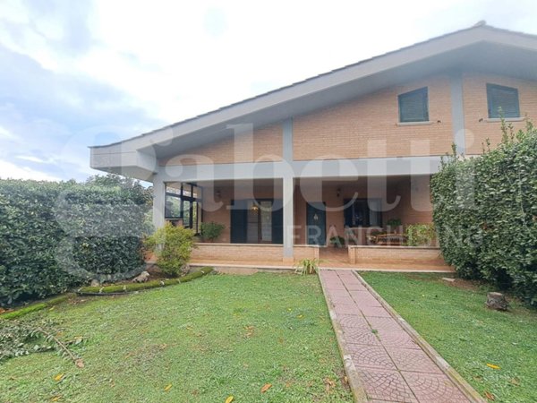 casa indipendente in vendita a Pomezia in zona Torvaianica Alta