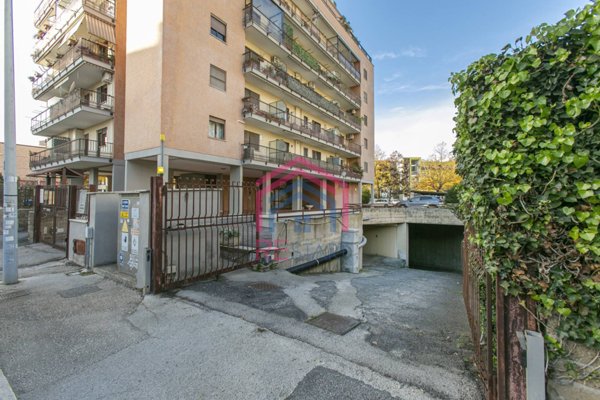 locale di sgombero in vendita a Pomezia