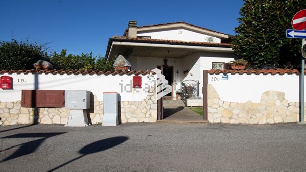 casa indipendente in vendita a Pomezia in zona Torvaianica Alta