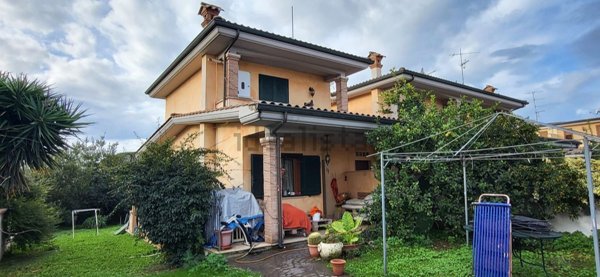 casa indipendente in vendita a Pomezia in zona Castagnetta