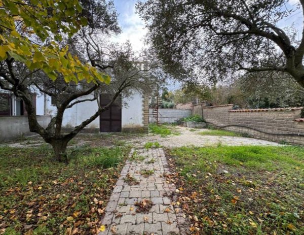 appartamento in vendita a Pomezia in zona Santa Palomba