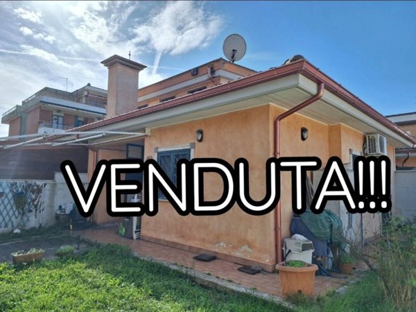 casa indipendente in vendita a Pomezia in zona Torvaianica