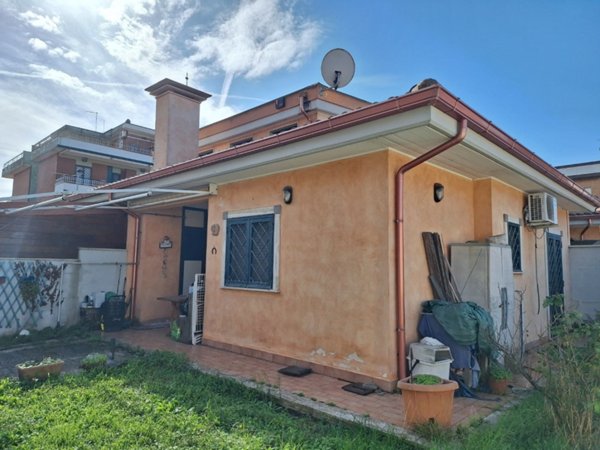 casa indipendente in vendita a Pomezia in zona Torvaianica