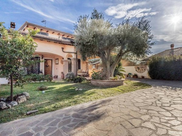 casa indipendente in vendita a Pomezia in zona Colli di Enea