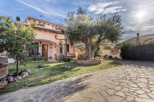 casa indipendente in vendita a Pomezia in zona Colli di Enea
