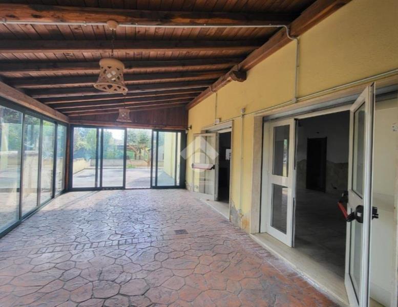 locale commerciale in vendita a Pomezia