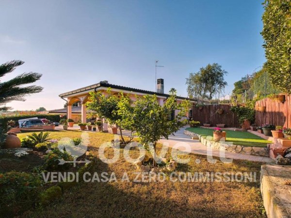 casa indipendente in vendita a Pomezia in zona Colli di Enea
