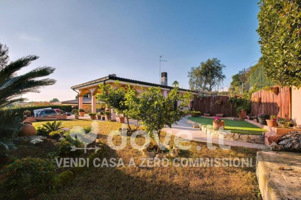 casa indipendente in vendita a Pomezia in zona Colli di Enea