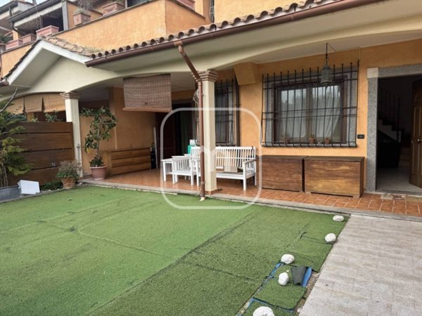 casa indipendente in vendita a Pomezia in zona Torvaianica