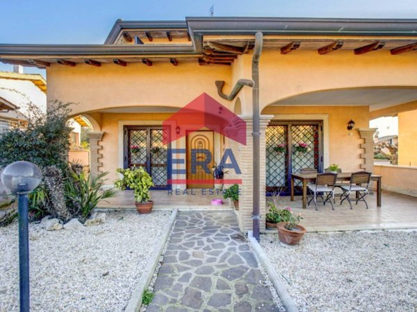 casa indipendente in vendita a Pomezia in zona Colli di Enea