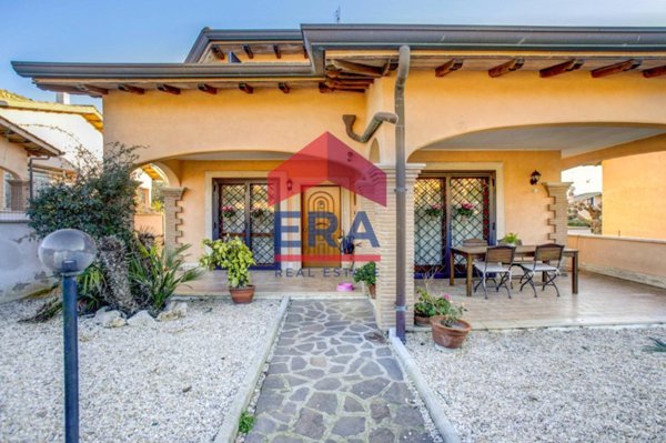casa indipendente in vendita a Pomezia in zona Colli di Enea