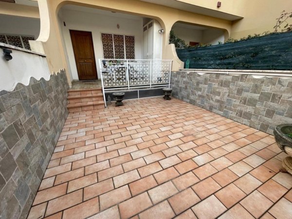 casa indipendente in vendita a Pomezia in zona Pratica di Mare