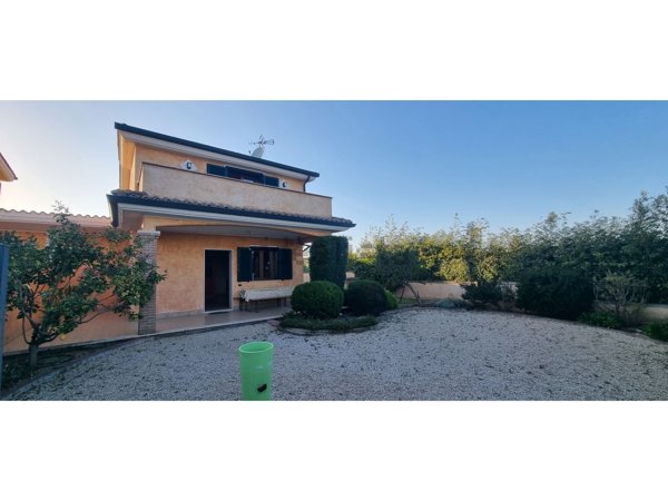 casa indipendente in vendita a Pomezia