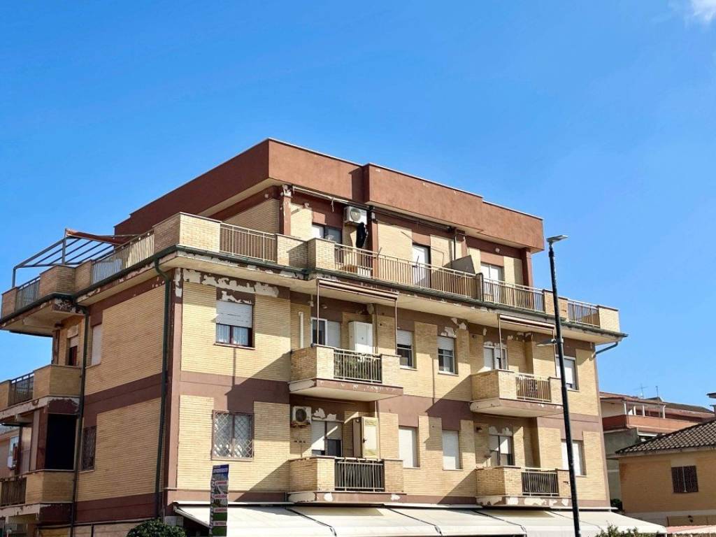 appartamento in vendita a Pomezia in zona Torvaianica
