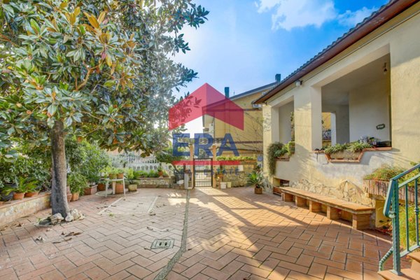 casa indipendente in vendita a Pomezia in zona Santa Palomba