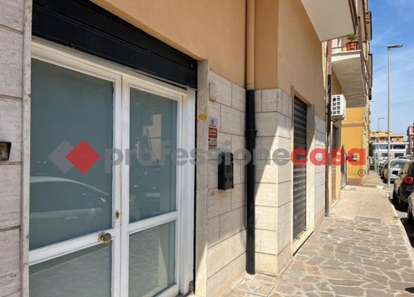 negozio in vendita a Pomezia in zona Torvaianica
