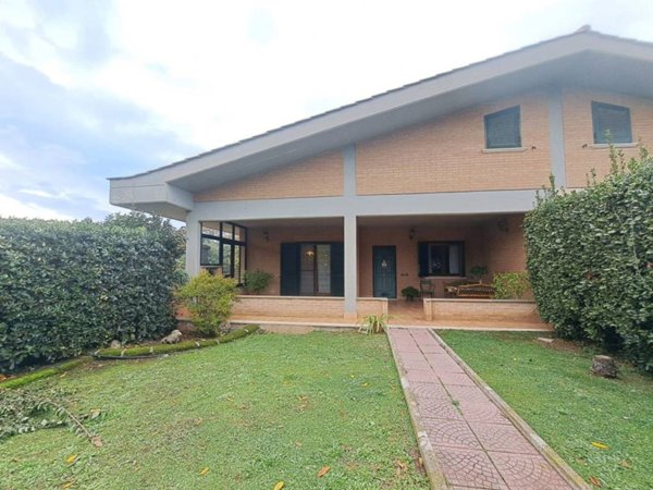 villa in vendita a Pomezia in zona Campo Jemini