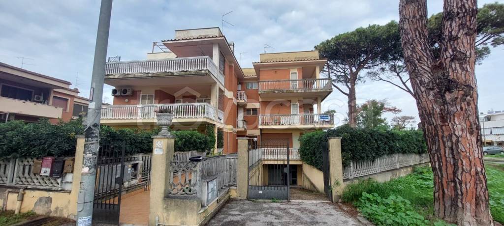 appartamento in vendita a Pomezia in zona Torvaianica