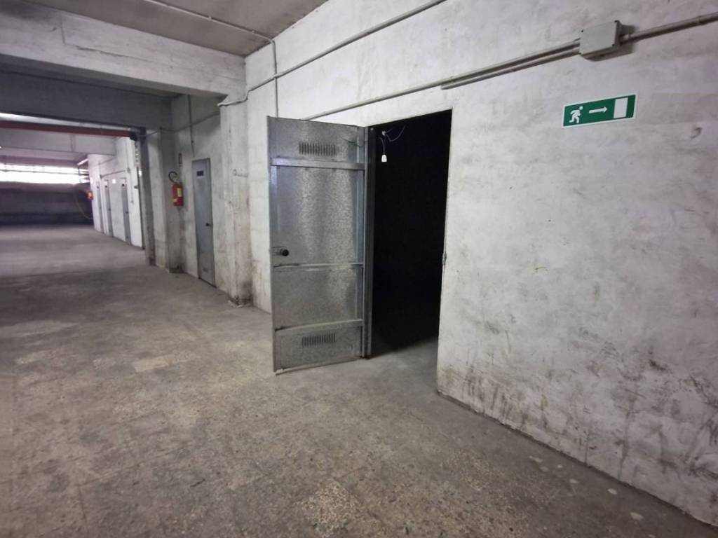 locale di sgombero in vendita a Pomezia