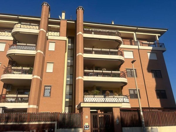 appartamento in vendita a Pomezia in zona Colli di Enea