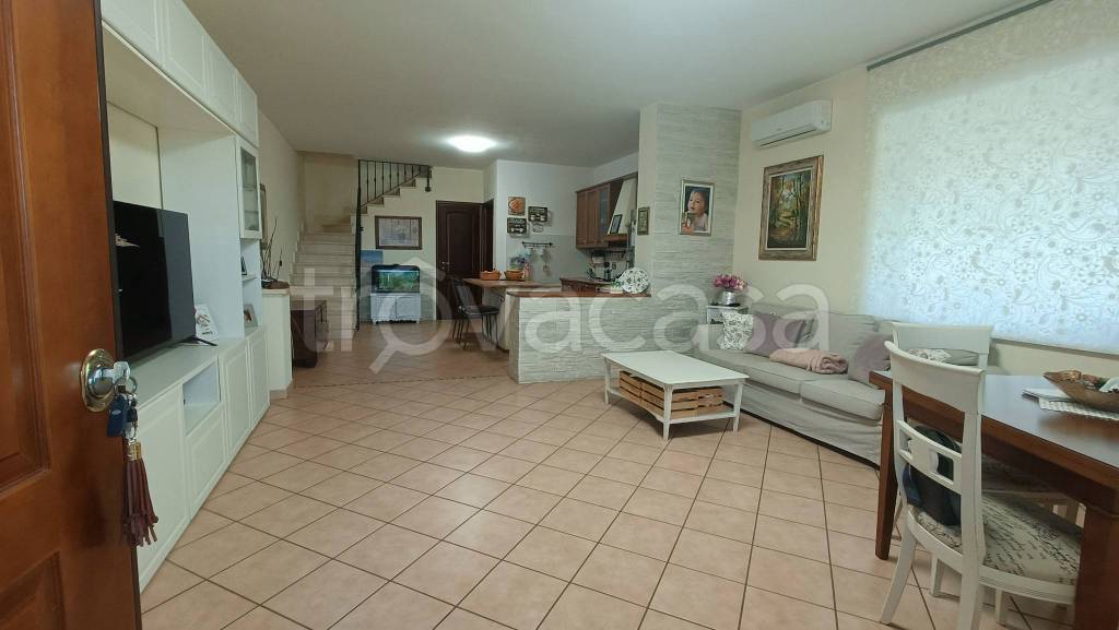 appartamento in vendita a Pomezia in zona Santa Palomba