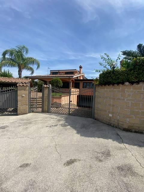 casa indipendente in vendita a Pomezia in zona Colli di Enea