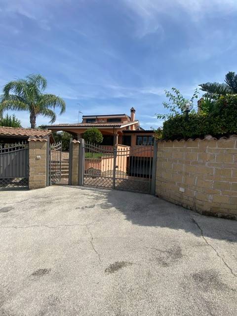 casa indipendente in vendita a Pomezia in zona Colli di Enea