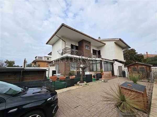 casa indipendente in vendita a Pomezia