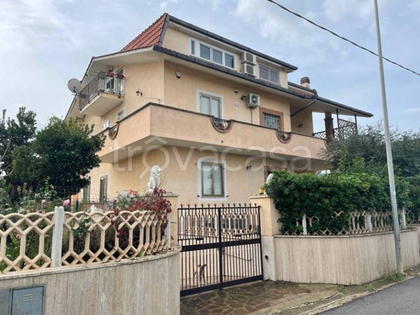 appartamento in vendita a Pomezia in zona Castagnetta