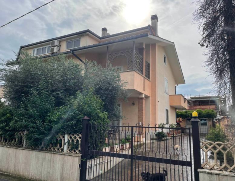 appartamento in vendita a Pomezia in zona Castagnetta