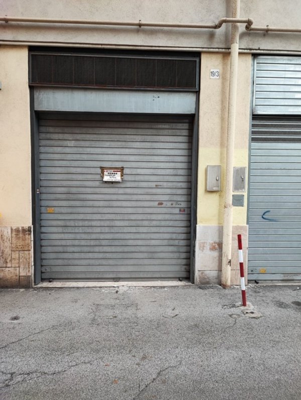 locale di sgombero in vendita a Pomezia