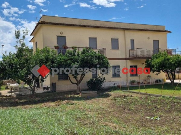 casa indipendente in vendita a Pomezia in zona Pratica di Mare