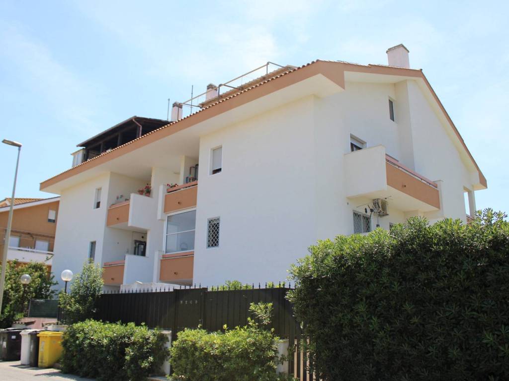 casa indipendente in vendita a Pomezia in zona Torvaianica