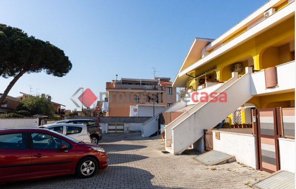 appartamento in vendita a Pomezia in zona Pratica di Mare