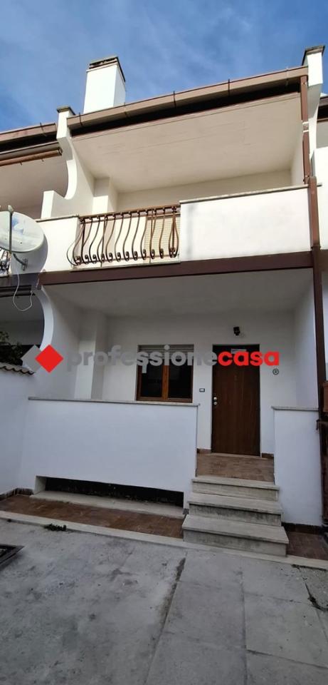 casa indipendente in vendita a Pomezia in zona Pratica di Mare