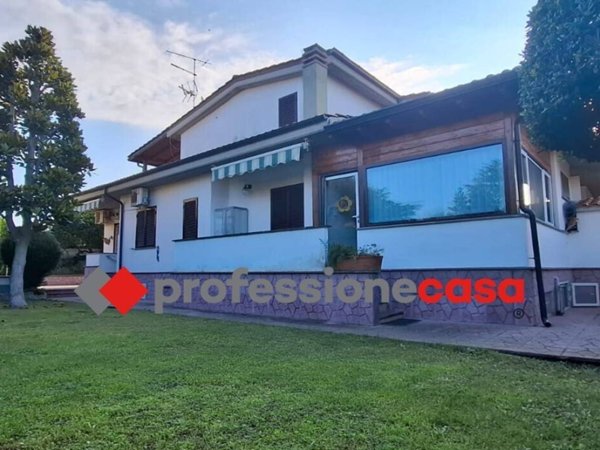 casa indipendente in vendita a Pomezia in zona Torvaianica Alta