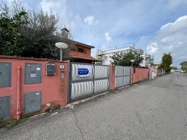 casa indipendente in vendita a Pomezia in zona Torvaianica