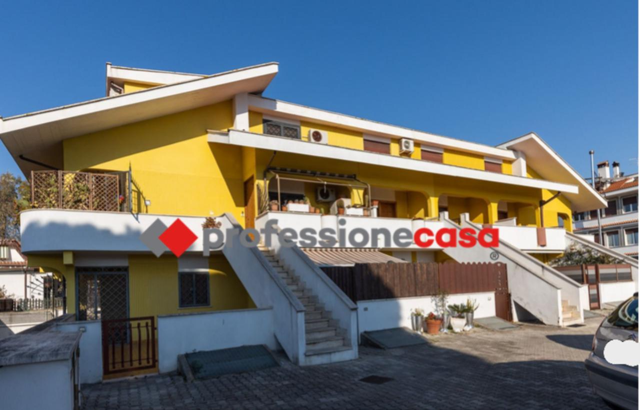 appartamento in vendita a Pomezia in zona Pratica di Mare