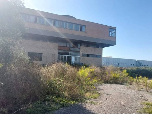 locale commerciale in vendita a Pomezia