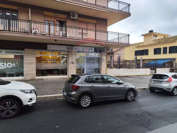 locale commerciale in vendita a Pomezia in zona Torvaianica