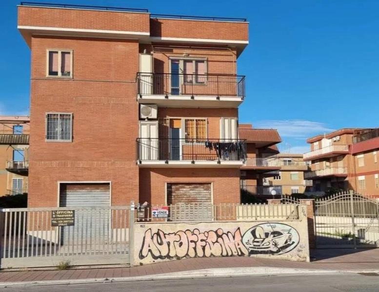 locale commerciale in vendita a Pomezia in zona Torvaianica