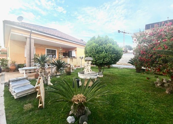 casa indipendente in vendita a Pomezia in zona Torvaianica Alta