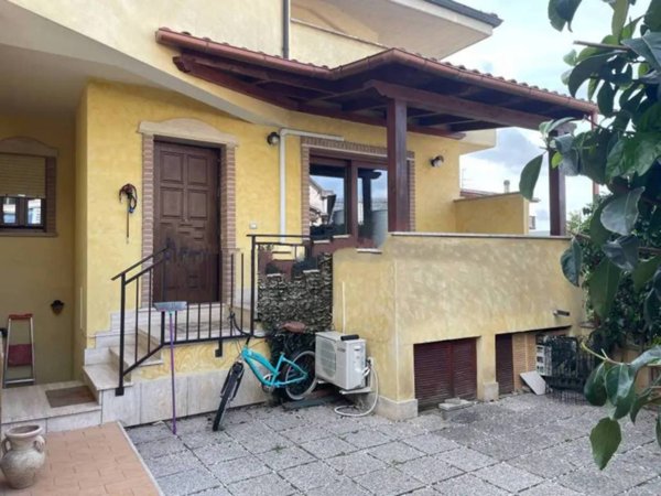casa indipendente in vendita a Pomezia in zona Santa Procula
