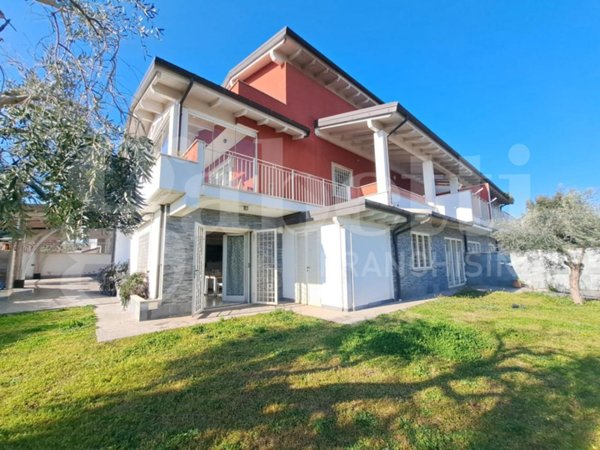 casa indipendente in vendita a Pomezia in zona Castagnetta
