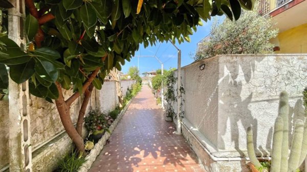casa indipendente in vendita a Pomezia
