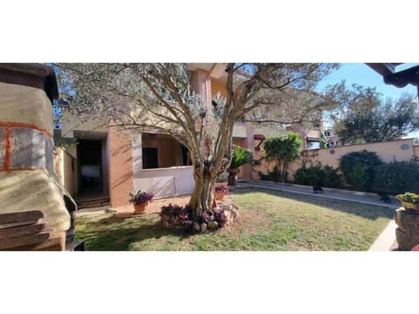 casa indipendente in vendita a Pomezia