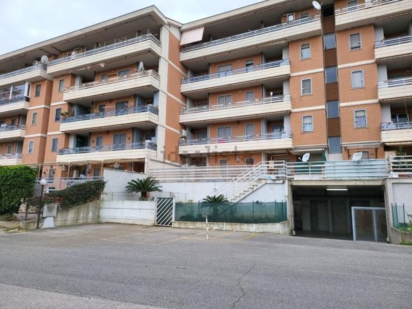 appartamento in vendita a Pomezia in zona Santa Palomba