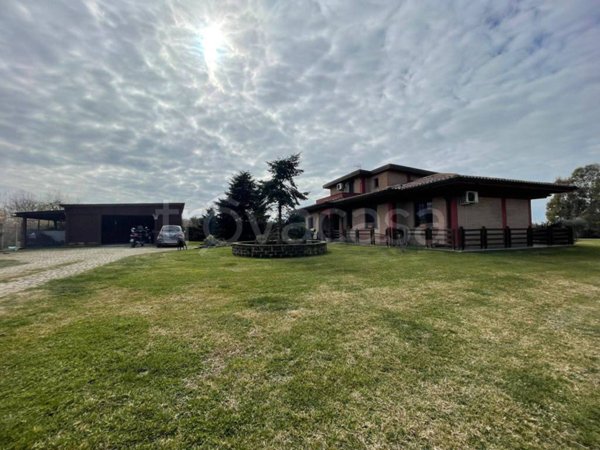 casa indipendente in vendita a Pomezia in zona Torvaianica Alta