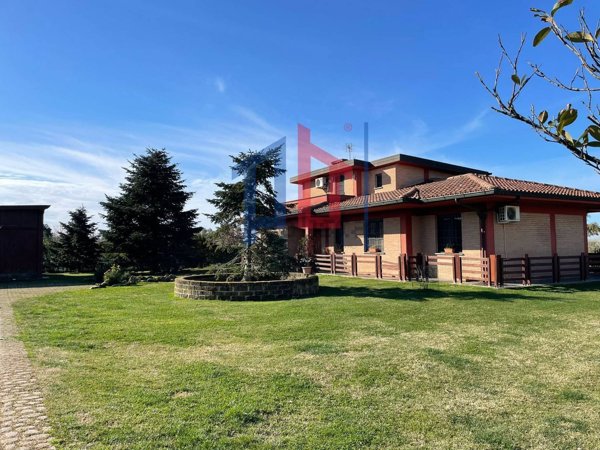 casa indipendente in vendita a Pomezia in zona Torvaianica Alta